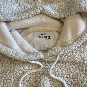 Hollister pebble woven synthetic wool pullover with hood and slide in pocket.